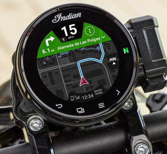 4 hüvelykes érintőképernyő a RIDE COMMAND által működtetve